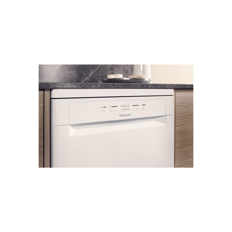 Hotpoint Aquarius Dishwashers 13 Place Settings Freestanding Dishwasher - White