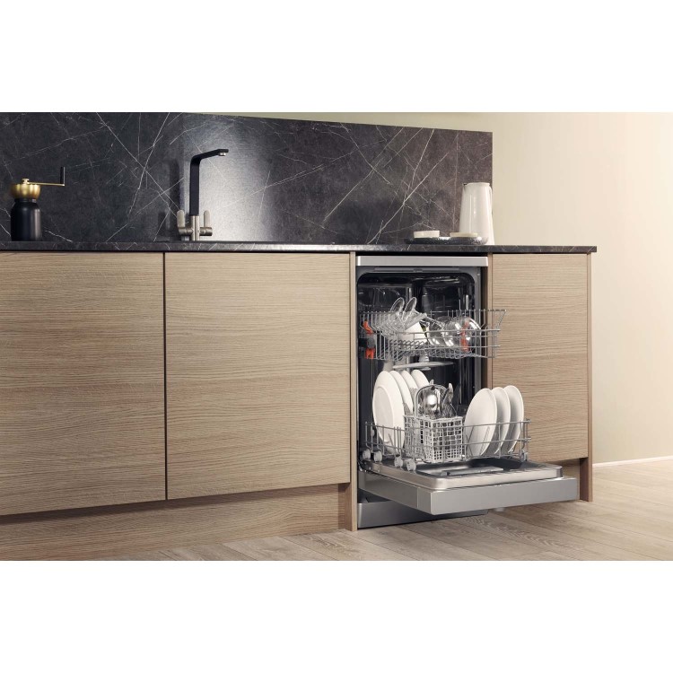 Hotpoint Aquarius Slimline Freestanding Dishwasher - Silver