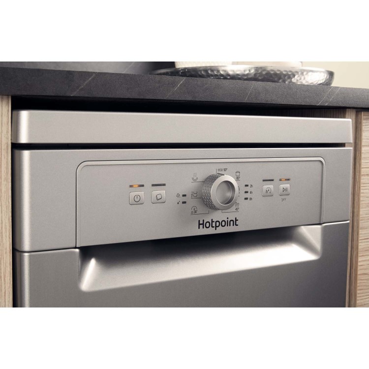 Hotpoint Aquarius Slimline Freestanding Dishwasher - Silver