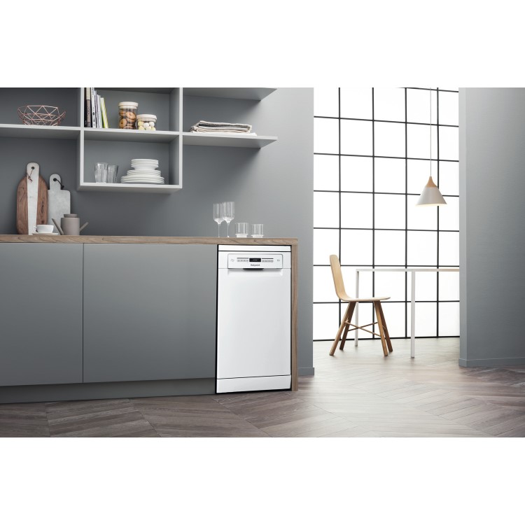 Refurbished Hotpoint HSFO3T223WUKN Slimline 10 Place Freestanding Dishwasher White