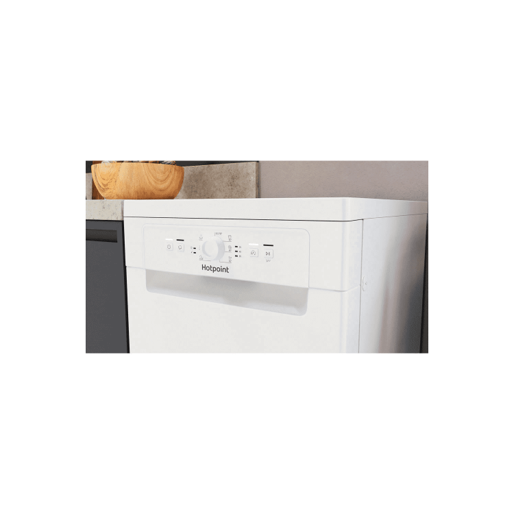 Hotpoint Aquarius Freestanding Slimline Dishwasher - White