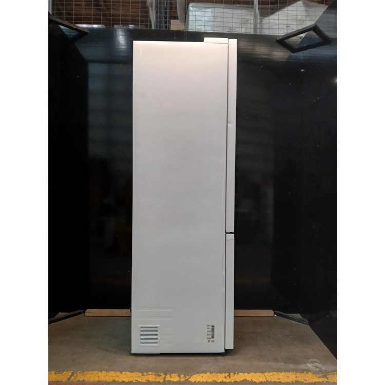 Refurbished Samsung Series 5 RB38C602CWW Freestanding 390 Litre 70/30 Fridge Freezer White