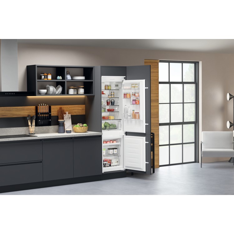 Hotpoint 250 Litre 70/30 Integrated Fridge Freezer