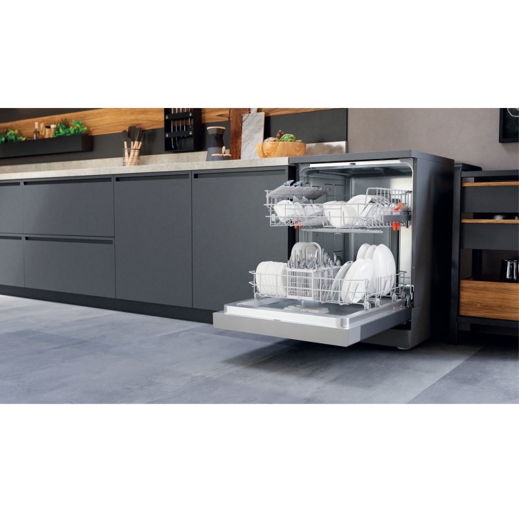 Hotpoint Freestanding Dishwasher - Stainless steel