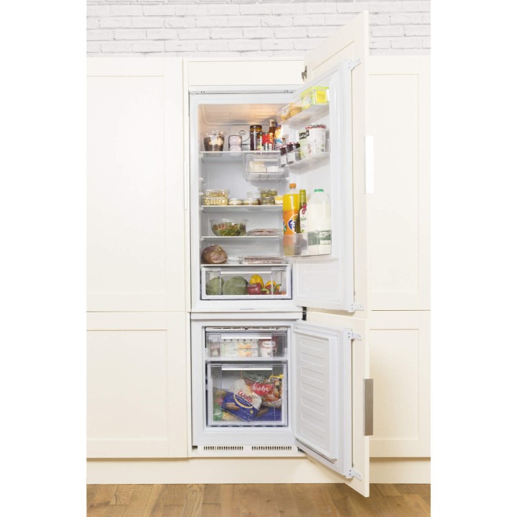 Hotpoint HM31AAEF 70-30 Integrated Fridge Freezer