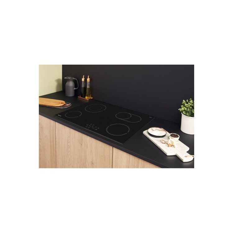 Hotpoint 77cm 4 Zone Ceramic Hob with Oval Dual Zone