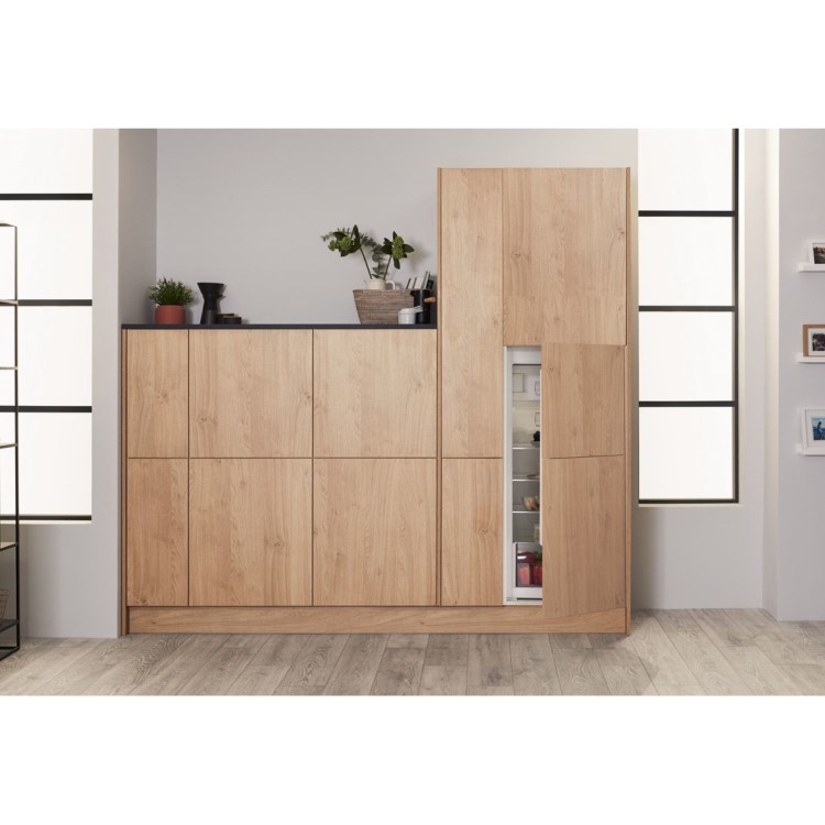 Hotpoint 171 Litre In-column Integrated Larder Fridge