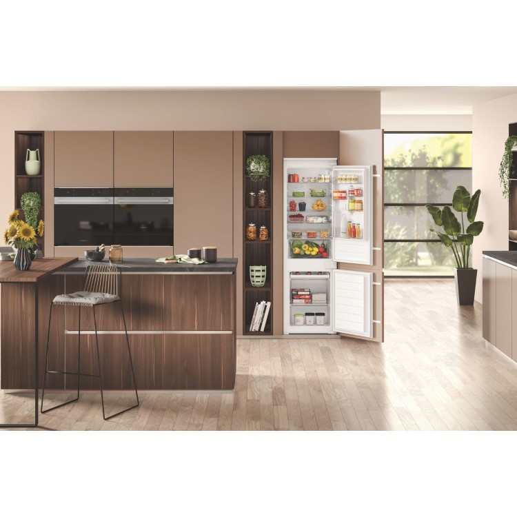 Hotpoint 273 Litre 70/30 Integrated Fridge Freezer