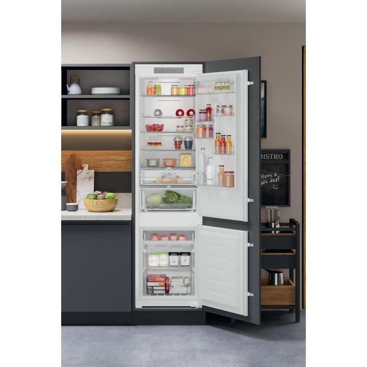 Hotpoint 280 Litre 70/30 Integrated Fridge Freezer