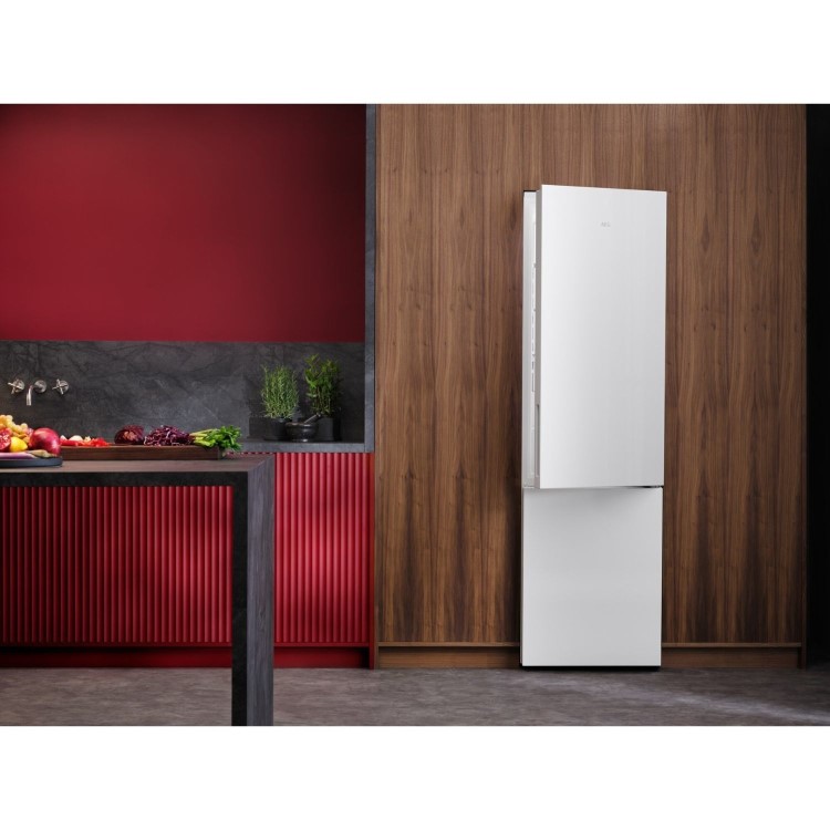 AEG 7000 Series UltraFresh+ 328 Litre 60/40 Fridge Freezer - White