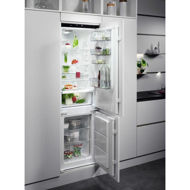 AEG 256 Litre 70/30 Integrated Fridge Freezer