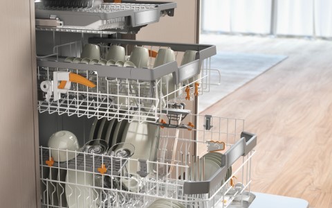 adjustable baskets cutlery drawer.